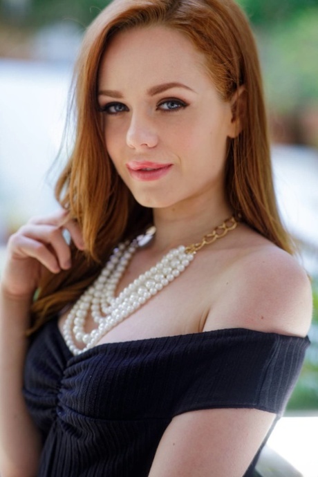 Ella Hughes hd nackt archiv